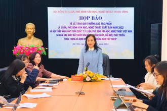 Tiến sĩ Ngô Phương Lan, Phó Chủ tịch Hội đồng chủ trì buổi họp báo.