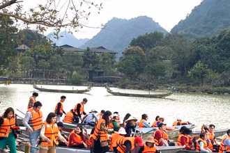 Khách du lịch xuống thuyền tham quan vườn chim Thung Nham. (Ảnh: Lê Hồng).