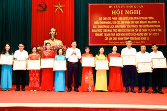Khen thưởng các tập thể và cá nhân có thành tích xuất sắc trong thực hiện Nghị quyết số 29 của Trung ương.