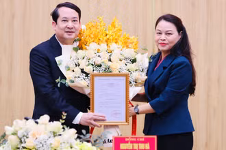 Đồng chí Nguyễn Thị Thu Hà, Ủy viên Trung ương Đảng, Bí thư Tỉnh ủy, Trưởng đoàn đại biểu Quốc hội tỉnh Ninh Bình trao Quyết định của Ban Bí thư chuẩn y đồng chí Mai Văn Tuất giữ chức Phó Bí thư Tỉnh ủy Ninh Bình. 