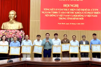 Ủy ban nhân dân tỉnh Ninh Bình tặng bằng khen cho các cá nhân có thành tích xuất sắc trong thực hiện Chỉ thị số 24 của Ban Bí thư.