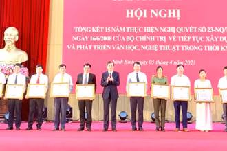 Đại diện các tập thể nhận bằng khen về thành tích xuất sắc trong thực hiện Nghị Quyết số 23 của Bộ Chính trị. (Ảnh: Yến Trinh)
