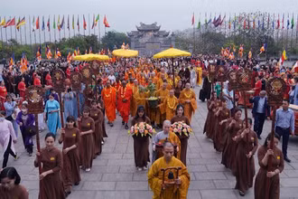 Lễ rước nhánh cây bồ đề thiêng tại chùa Bái Đính.