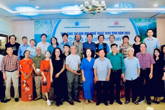 Các văn nghệ sĩ tham gia Trại sáng tác văn học nghệ thuật chủ đề “Đất và người Ninh Bình. (Ảnh: XUÂN TRƯỜNG)