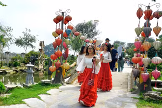 Khách du lịch tham quan, trải nghiệm tại khu du lịch Hang Múa, Ninh Bình. (Ảnh: Lê Hồng)