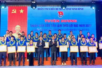 Lãnh đạo tỉnh Ninh Bình tặng bằng khen cho các tập thể, cá nhân điển hình tiên tiến làm theo lời Bác. 