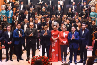 Thủ tướng Phạm Minh Chính và Thủ tướng Nga Mikhail Mishustin chụp ảnh chung với các nghệ sĩ tại chương trình.