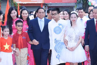 Thủ tướng Phạm Minh Chính đến dự lễ khai giảng năm học mới tại Trường Phổ thông cơ sở Nguyễn Đình Chiểu.