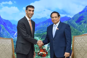Thủ tướng Phạm Minh Chính và ông Thani bin Ahmed Al Zeyoudi, Quốc vụ khanh phụ trách ngoại thương của Bộ Kinh tế các Tiểu vương quốc Arab thống nhất (UAE).