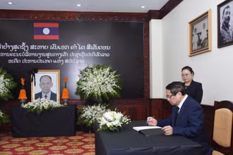 Thủ tướng Phạm Minh Chính ghi sổ tang chia buồn.