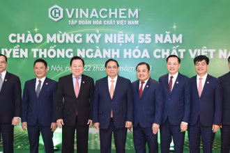 Thủ tướng Phạm Minh Chính trao cờ thi đua của Chính phủ cho Tập đoàn Hóa chất Việt Nam.