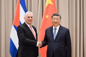 Chủ tịch Cuba Miguel Díaz-Canel và người đồng cấp Trung Quốc Tập Cận Bình trong cuộc gặp tại Moskva bên lề Lễ Kỷ niệm 80 năm Ngày Chiến thắng trong Chiến tranh Vệ quốc vĩ đại. (Nguồn: Xinhua)