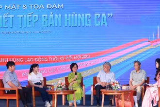 Các đại biểu chia sẻ tại buổi Tọa đàm "Viết tiếp bản hùng ca". (Ảnh: Hoài Nam/Vietnam+)