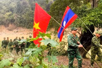 Đội hình của Đồn Biên phòng Mỹ Lý, Bộ đội Biên phòng tỉnh Nghệ An cùng Đại đội Biên phòng 217, Bộ Chỉ huy Quân sự tỉnh Hủa Phăn (Lào) thực hiện tuần tra.