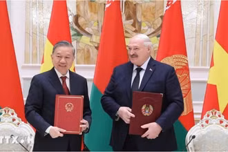 Tổng Bí thư Tô Lâm và Tổng thống Aleksandr Lukashenko ký Tuyên bố chung về việc thiết lập quan hệ Đối tác chiến lược Việt Nam-Belarus. (Ảnh: Thống Nhất/TTXVN)