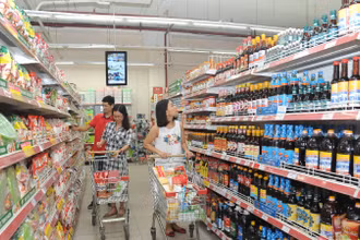 Người dân mua sắm tại hệ thống siêu thị Coopmart. (Ảnh KHÁNH AN)