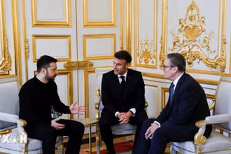 (Từ trái sang) Tổng thống Ukraine Volodymyr Zelensky, Tổng thống Pháp Emmanuel Macron và Thủ tướng Anh Keir Starmer trong cuộc gặp bên lề hội nghị thượng đỉnh “Liên minh tự nguyện" ở Paris (Pháp) ngày 27/3. (Ảnh: REUTERS/TTXVN)