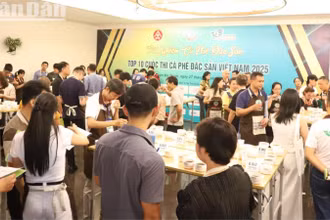 Đông đảo những người yêu thích cà-phê đặc sản tham gia trải nghiệm và thưởng thức Top 10 cà-phê đặc sản Việt Nam năm 2025.
