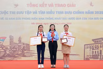 Bí thư Trung ương Đoàn, Chủ tịch Hội đồng Đội Trung ương Nguyễn Phạm Duy Trang (ở giữa) trao giải đặc biệt tặng các thí sinh ở 2 khối thi tiểu học và trung học cơ sở. 