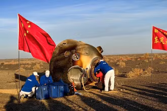 Mô-đun chở người của tàu Thần Châu 16 hạ cánh an toàn tại bãi đáp Đông Phong. (Ảnh: Tân Hoa Xã)