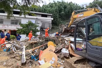Lực lượng cứu hộ tìm kiếm người dân bị vùi lấp ở thôn Nhạc Lâm, xã Thọ Nhạc, khu Nam Nhạc, tỉnh Hồ Nam. (Ảnh: Tân Hoa xã)