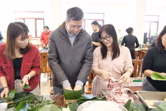 Đại sứ Phạm Thanh Bình và Phu nhân Hoàng Thị Hương Giang tham gia gói bánh chưng.