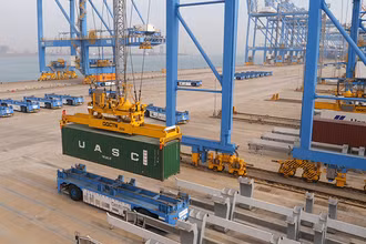 Hệ thống bốc xếp container tự động tại Cảng Thanh Đảo, tỉnh Sơn Đông, Trung Quốc.