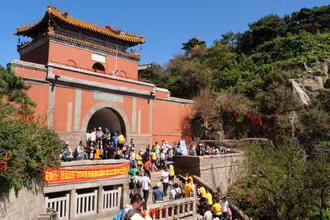Nam Thiên Môn đích đến ở độ cao 1.460m so với mực nước biển dành cho nhóm lứa tuổi trung niên sau khi hoàn thành quãng đường dài 7,8km.
