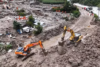 Hiện trường tìm kiếm cứu nạn trận lũ quét ở thành phố Khang Định. (Ảnh: Tân Hoa xã)