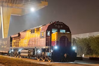 Chuyến tàu hàng container liên vận Nam Ninh-Yên Viên đầu tiên trong năm 2024 trước giờ khởi hành. (Ảnh: people.com.cn)