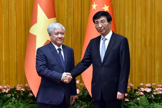 Đồng chí Đỗ Văn Chiến và đồng chí Vương Hộ Ninh. (Ảnh: HỒ QUÂN)
