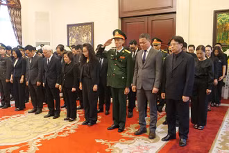 Đại sứ Phạm Sao Mai và cán bộ, nhân viên Đại sứ quán Việt Nam tại Trung Quốc viếng Tổng Bí thư Nguyễn Phú Trọng.