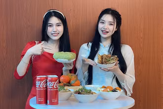 Thu Hương (phải) và bạn chụp ảnh kỷ niệm bên mâm cơm Tết. (Ảnh: nhân vật cung cấp)