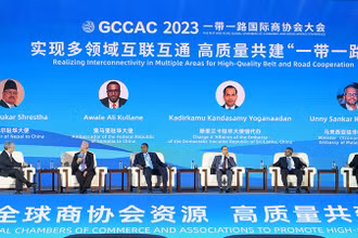 Các đại biểu tham luận tại tọa đàm bàn tròn ở Hội nghị. 