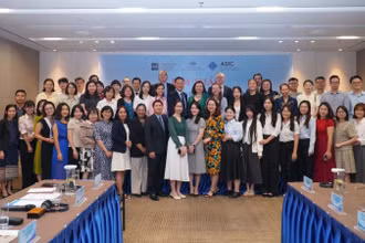 Các đại biểu chụp ảnh lưu niệm