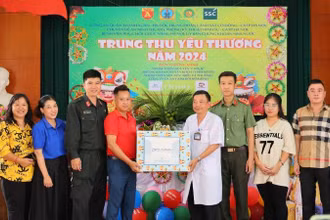 Đoàn thanh niên Ủy ban Chứng khoán Nhà nước cùng các đơn vị đồng hành tặng quà trung thu cho các cháu thiếu nhi tại Trung tâm Phục hồi chức năng Làng Hòa Bình