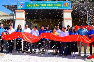 Đồng chí Nguyễn Quang Long – Bí thư Đoàn thanh niên Ủy ban Chứng khoán Nhà nước cùng đại diện chính quyền địa phương và các đơn vị tài trợ cắt băng khánh thành Khu nhà ở bán trú Trường phổ thông dân tộc bán trú Tiểu học Mường Lống 2