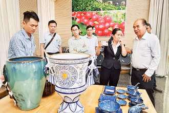 Các đại biểu tham quan các sản phẩm hàng thủ công mỹ nghệ được trưng bày tại Trường Chính sách công và Phát triển nông thôn, Quận 1, Thành phố Hồ Chí Minh.