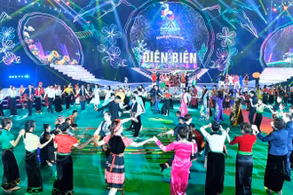 Về với Điện Biên trong mùa Lễ hội Hoa ban, du khách được hòa mình trong các hoạt động văn hóa, thể thao, nghệ thuật đậm đà bản sắc các dân tộc thiểu số ở Điện Biên.