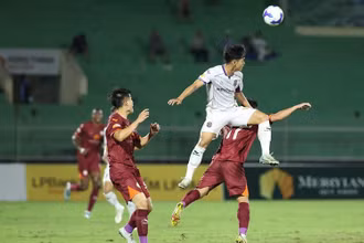Becamex Bình Dương (áo trắng) thắng Quy Nhơn Bình Định 1-0.
