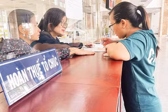 Người dân làm thủ tục thuế tại Cục Thuế Thành phố Hồ Chí Minh.