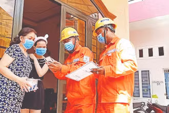 Nhân viên ngành điện Thành phố Hồ Chí Minh tuyên truyền đến người dân về hình thức lừa đảo trực tuyến của các đối tượng.