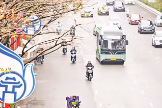 Thực hiện lộ trình chuyển đổi phương tiện xanh, Tổng công ty Vận tải Hà Nội (Transerco) đã đưa vào vận hành thí điểm một số tuyến buýt điện. (Ảnh THẾ ĐẠI)