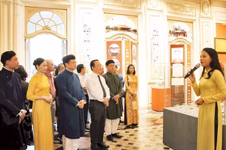 Các đại biểu, du khách tham quan không gian trưng bày “Phú Xuân- Gia Định, những dấu ấn lịch sử” tại Bảo tàng thành phố.