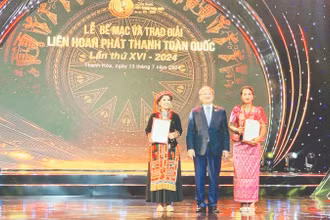 Biên dịch viên Nách Chan Nên (phải) nhận bằng khen tại Liên hoan Phát thanh toàn quốc năm 2024. (Ảnh CTV)