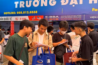 Học sinh tìm hiểu thông tin tại Ngày hội Tư vấn tuyển sinh-hướng nghiệp 2024 tổ chức tại Đại học Bách Khoa Hà Nội.
