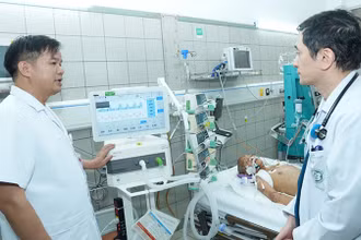 Trao đổi, đánh giá công tác chăm sóc, điều trị cho người bệnh tại Bệnh viện Bạch Mai. (Ảnh THẾ ANH)