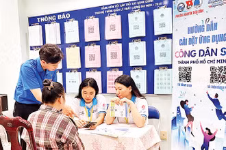Các bạn trẻ hướng dẫn người dân Quận 1 cài đặt và sử dụng ứng dụng “Công dân số Thành phố Hồ Chí Minh”.