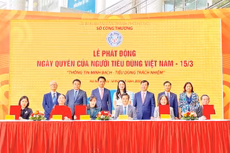 Đại diện các doanh nghiệp lớn trên địa bàn Hà Nội ký cam kết bảo vệ quyền lợi người tiêu dùng.