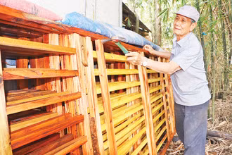 Thành viên Tổ từ thiện ấp Mỹ An 2, xã Mỹ Hòa Hưng, thành phố Long Xuyên kiểm tra các khung nhà trước khi xây cất.